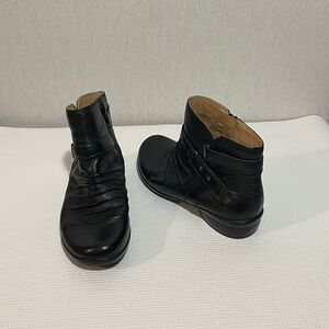 Naturalizer Women's Black Ankle Boots. Size 6M